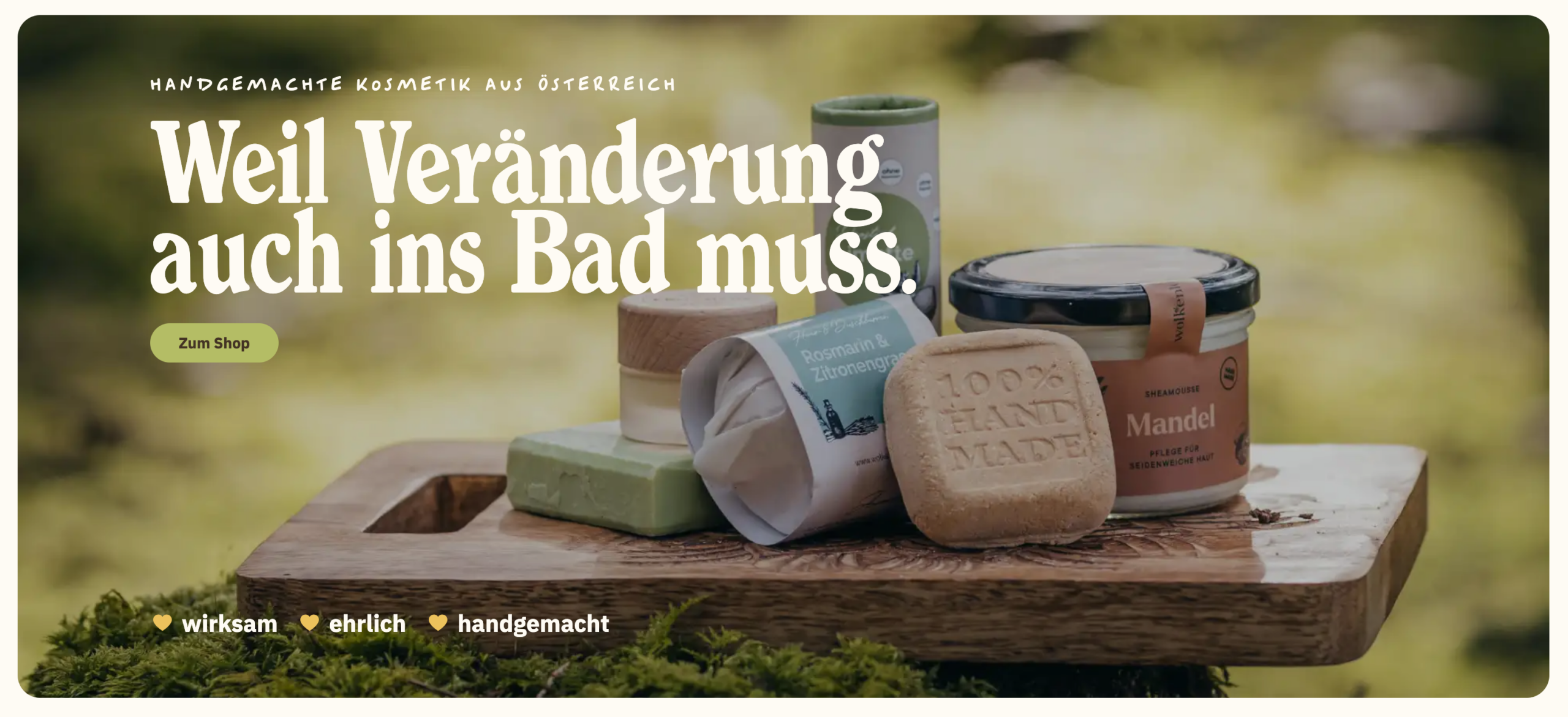 Hero der Startseite von Wolkenlos Kosmetik mit der Eyebrow: "Handgemachte Kosmetik aus Österreich" und der H1: "Weil Veränderung auch ins Bad muss."