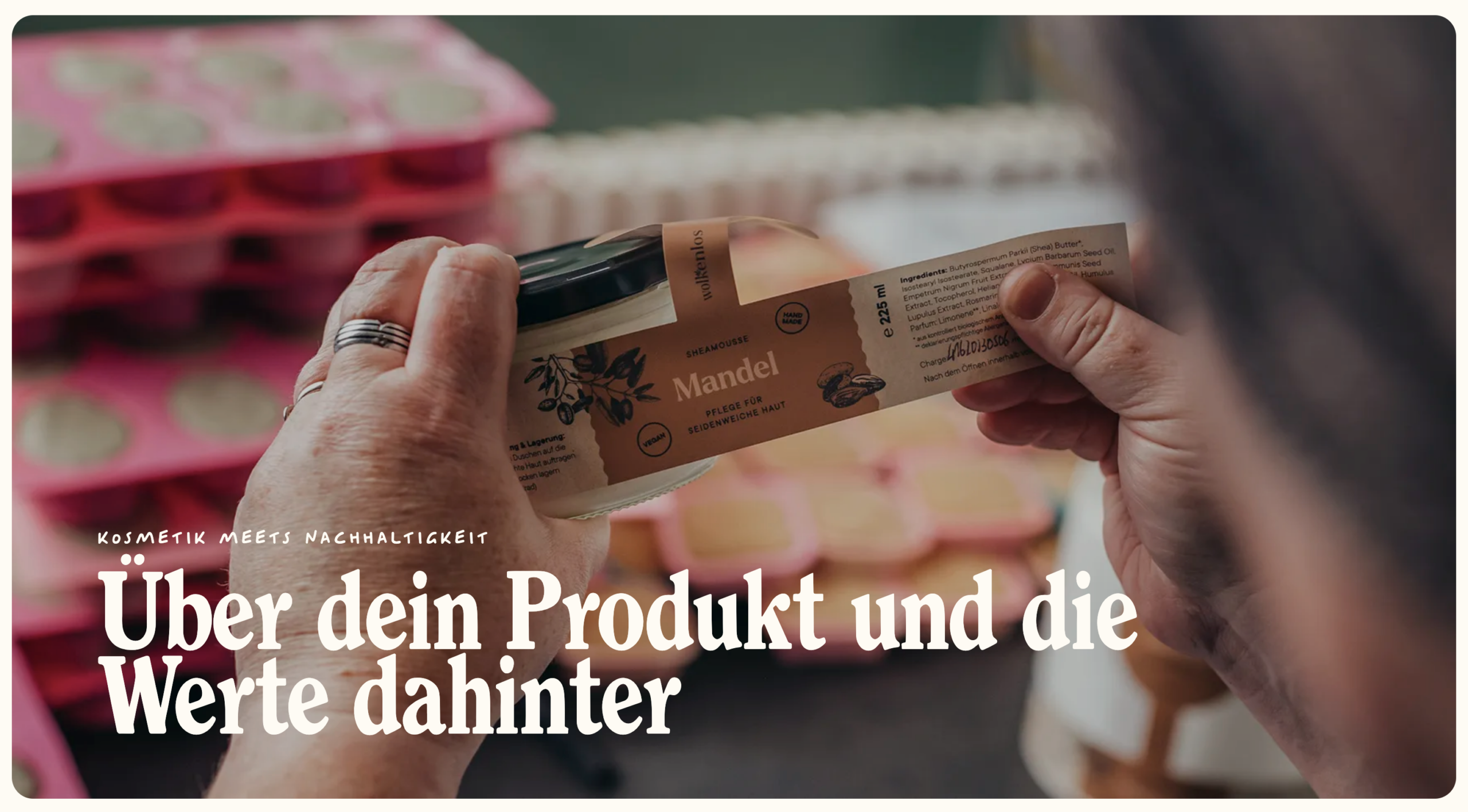 Hero der Werte-Seite von Wolkenlos Kosmetik mit der Eyebrow: "Kosmetik meets Nachhaltigkeit" und der H1: "Über dein Produkt und die Werte dahinter"