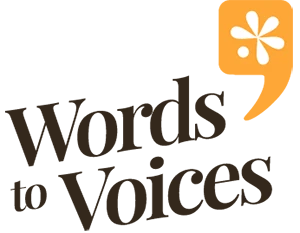 Logo von Words to Voices: Der schwarze, zweizeilige Schriftzug ist schräg gestellt und rechts oben ist ein einfaches Anführungszeichen in orange mit einem stilisierten Asterisk in der Mitte.