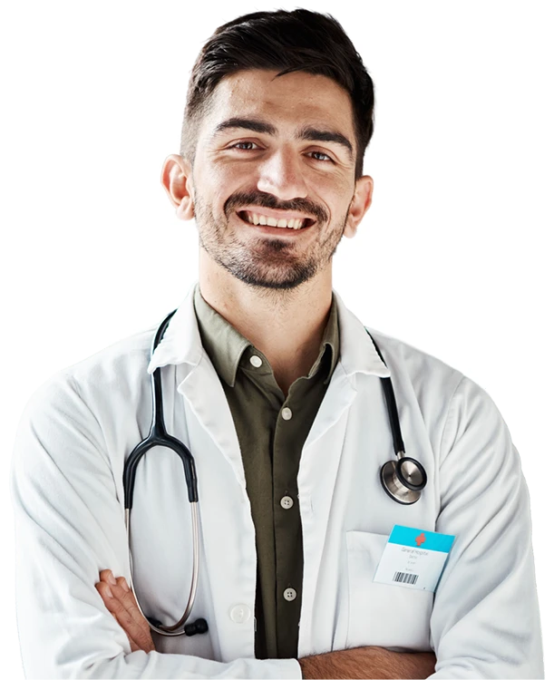 Mann mit schwarzem Haar und Dreitagebart lächelt freundlich in die Kamera; er trägt einen Arztkittel und ein Stetoskop um den Hals.
